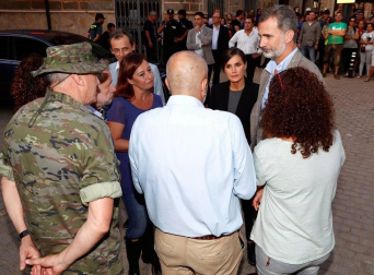 Los Reyes visitan varias casas de Sant Llorenç y conversan con los vecinos