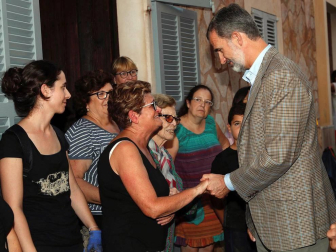 Los Reyes visitan varias casas de Sant Llorenç y conversan con los vecinos