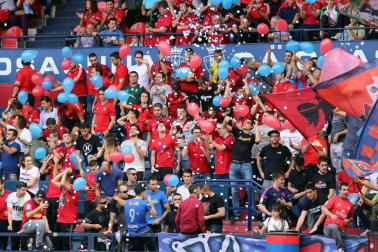 Imágenes del búscate en la grada del Osasuna-Córdoba.