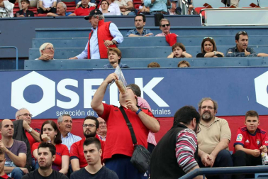 Imágenes del búscate en la grada del Osasuna-Córdoba.