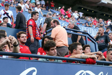 Imágenes del búscate en la grada del Osasuna-Córdoba.