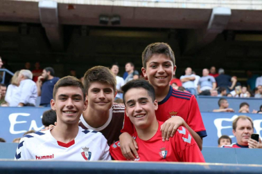 Imágenes del búscate en la grada del Osasuna-Córdoba.