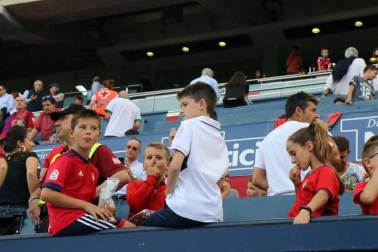 Imágenes del búscate en la grada del Osasuna-Córdoba.