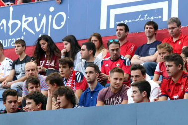 Imágenes del búscate en la grada del Osasuna-Córdoba.