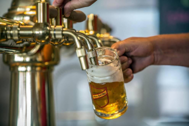 Miles de turistas se ven atraídos por la apuesta por el senderismo y la cerveza tradicional en la Ruta de la Cerveza de la Bohemia checa.