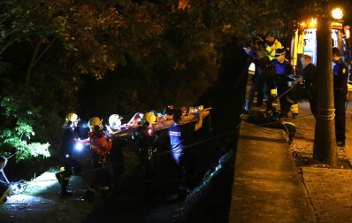 La mujer ha sido trasladada al CHN en una ambulancia medicalizada tras una complicada operación de rescate que se ha alargado casi una hora.