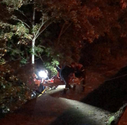 La mujer ha sido trasladada al CHN en una ambulancia medicalizada tras una complicada operación de rescate que se ha alargado casi una hora.