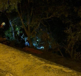 La mujer ha sido trasladada al CHN en una ambulancia medicalizada tras una complicada operación de rescate que se ha alargado casi una hora.