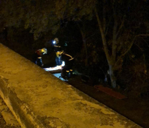 La mujer ha sido trasladada al CHN en una ambulancia medicalizada tras una complicada operación de rescate que se ha alargado casi una hora.