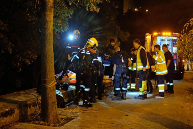 La mujer ha sido trasladada al CHN en una ambulancia medicalizada tras una complicada operación de rescate que se ha alargado casi una hora.
