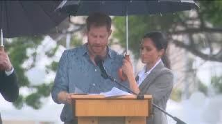 Polémica en Reino Unido por la imagen de Meghan Markle tapando con su paraguas al príncipe Harry