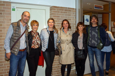 La Casa de Cultura de Zizur Mayor abrió su escenario al grupo TDiferencia, que repartió risas entre el público presente gracias a su obra 'Salir de cuentas a los 50'. Un montaje dirigido por Garbi Losada y protagonizado por Mila Espiga, Patxi Pérez y Maite Redín, que los autores han definido como “una comedia muy loca, en la que seguro nos sentiremos identificados con más de un personajes en algún momento”.