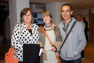 La Casa de Cultura de Zizur Mayor abrió su escenario al grupo TDiferencia, que repartió risas entre el público presente gracias a su obra 'Salir de cuentas a los 50'. Un montaje dirigido por Garbi Losada y protagonizado por Mila Espiga, Patxi Pérez y Maite Redín, que los autores han definido como “una comedia muy loca, en la que seguro nos sentiremos identificados con más de un personajes en algún momento”.