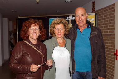 La Casa de Cultura de Zizur Mayor abrió su escenario al grupo TDiferencia, que repartió risas entre el público presente gracias a su obra 'Salir de cuentas a los 50'. Un montaje dirigido por Garbi Losada y protagonizado por Mila Espiga, Patxi Pérez y Maite Redín, que los autores han definido como “una comedia muy loca, en la que seguro nos sentiremos identificados con más de un personajes en algún momento”.