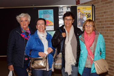 La Casa de Cultura de Zizur Mayor abrió su escenario al grupo TDiferencia, que repartió risas entre el público presente gracias a su obra 'Salir de cuentas a los 50'. Un montaje dirigido por Garbi Losada y protagonizado por Mila Espiga, Patxi Pérez y Maite Redín, que los autores han definido como “una comedia muy loca, en la que seguro nos sentiremos identificados con más de un personajes en algún momento”.