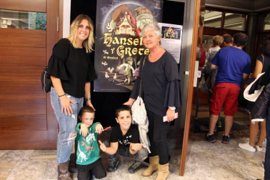 Un musical lleno de humor y ternura, así se presentaba el 'Hansel y Gretel' de la Compañía La Bicicleta a su llegada al pamplonés Teatro Gayarre. Una divertida versión del conocido cuento de los Hermanos Grimm en el que tuvieron especial protagonismo la música y las coreografías. Esta representación, que tuvo lugar la tarde del viernes 12 de octubre, se enmarca dentro del programa anual 'Al Gayarre en Familia'.