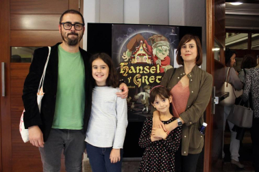 Un musical lleno de humor y ternura, así se presentaba el 'Hansel y Gretel' de la Compañía La Bicicleta a su llegada al pamplonés Teatro Gayarre. Una divertida versión del conocido cuento de los Hermanos Grimm en el que tuvieron especial protagonismo la música y las coreografías. Esta representación, que tuvo lugar la tarde del viernes 12 de octubre, se enmarca dentro del programa anual 'Al Gayarre en Familia'.