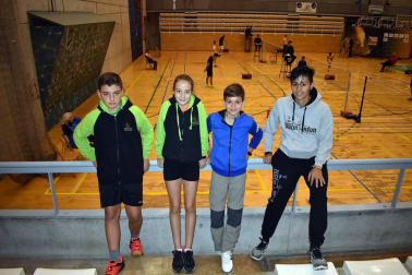 El pasado fin de semana se celebró en el Polideportivo Lizarreria, el Máster Jóvenes sub 13 y sub 17 de Estella de bádminton. En este torneo tomaron parte en torno a 140 deportistas, entre ellos 22 pertenecientes a los conjuntos navarros CB Azpilagaña, CB Belmecher y CB Estella.