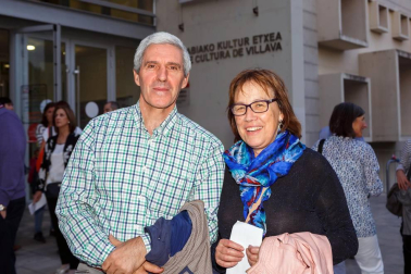 La compañía local de teatro amateur El Bardo volvió a llevar a los escenarios la comedia de Shakespeare 'Mucho ruido y pocas nueces' que tuvo un exitoso estreno allá por el mes de marzo. La Casa de Cultura de Villava se volvió a llenar para disfrutar de esta disparatada historia que, tal y como explican desde la organización, “pone de relieve el daño que puede causar dar credibilidad a cotilleos, rumores y comentarios no contrastados, un tema de extrema actualidad en estos tiempos de las fake news”.