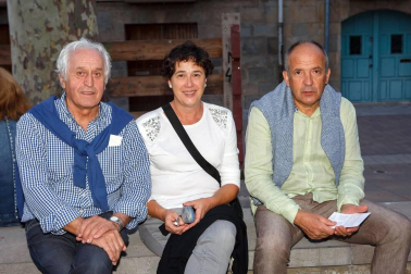 La compañía local de teatro amateur El Bardo volvió a llevar a los escenarios la comedia de Shakespeare 'Mucho ruido y pocas nueces' que tuvo un exitoso estreno allá por el mes de marzo. La Casa de Cultura de Villava se volvió a llenar para disfrutar de esta disparatada historia que, tal y como explican desde la organización, “pone de relieve el daño que puede causar dar credibilidad a cotilleos, rumores y comentarios no contrastados, un tema de extrema actualidad en estos tiempos de las fake news”.