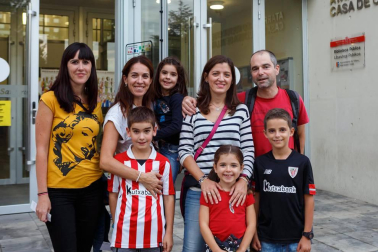 La compañía local de teatro amateur El Bardo volvió a llevar a los escenarios la comedia de Shakespeare 'Mucho ruido y pocas nueces' que tuvo un exitoso estreno allá por el mes de marzo. La Casa de Cultura de Villava se volvió a llenar para disfrutar de esta disparatada historia que, tal y como explican desde la organización, “pone de relieve el daño que puede causar dar credibilidad a cotilleos, rumores y comentarios no contrastados, un tema de extrema actualidad en estos tiempos de las fake news”.