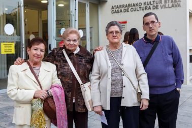 La compañía local de teatro amateur El Bardo volvió a llevar a los escenarios la comedia de Shakespeare 'Mucho ruido y pocas nueces' que tuvo un exitoso estreno allá por el mes de marzo. La Casa de Cultura de Villava se volvió a llenar para disfrutar de esta disparatada historia que, tal y como explican desde la organización, “pone de relieve el daño que puede causar dar credibilidad a cotilleos, rumores y comentarios no contrastados, un tema de extrema actualidad en estos tiempos de las fake news”.