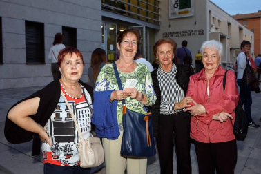 La compañía local de teatro amateur El Bardo volvió a llevar a los escenarios la comedia de Shakespeare 'Mucho ruido y pocas nueces' que tuvo un exitoso estreno allá por el mes de marzo. La Casa de Cultura de Villava se volvió a llenar para disfrutar de esta disparatada historia que, tal y como explican desde la organización, “pone de relieve el daño que puede causar dar credibilidad a cotilleos, rumores y comentarios no contrastados, un tema de extrema actualidad en estos tiempos de las fake news”.
