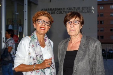 La compañía local de teatro amateur El Bardo volvió a llevar a los escenarios la comedia de Shakespeare 'Mucho ruido y pocas nueces' que tuvo un exitoso estreno allá por el mes de marzo. La Casa de Cultura de Villava se volvió a llenar para disfrutar de esta disparatada historia que, tal y como explican desde la organización, “pone de relieve el daño que puede causar dar credibilidad a cotilleos, rumores y comentarios no contrastados, un tema de extrema actualidad en estos tiempos de las fake news”.