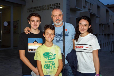La compañía local de teatro amateur El Bardo volvió a llevar a los escenarios la comedia de Shakespeare 'Mucho ruido y pocas nueces' que tuvo un exitoso estreno allá por el mes de marzo. La Casa de Cultura de Villava se volvió a llenar para disfrutar de esta disparatada historia que, tal y como explican desde la organización, “pone de relieve el daño que puede causar dar credibilidad a cotilleos, rumores y comentarios no contrastados, un tema de extrema actualidad en estos tiempos de las fake news”.