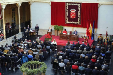 Fotos del acto institucional en el Día de la Comunidad Foral en homenaje a título póstumo a los artífices de nuestra bandera.