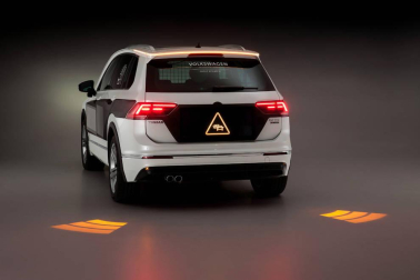 Los nuevos sistemas de alumbrado ayudarán a elevar los estándares de seguridad , según Volkswagen, que acaba de presentar los faros que proyectan información sobre la carretera.
