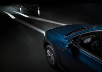 Los nuevos sistemas de alumbrado ayudarán a elevar los estándares de seguridad , según Volkswagen, que acaba de presentar los faros que proyectan información sobre la carretera.