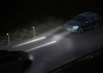 Los nuevos sistemas de alumbrado ayudarán a elevar los estándares de seguridad , según Volkswagen, que acaba de presentar los faros que proyectan información sobre la carretera.
