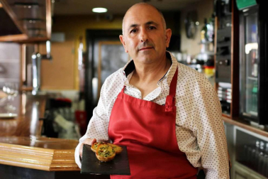 Fotografías antiguas de cuadrillas y familias de Fitero sentados a la mesa en torno a las patatas a la Manarra