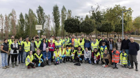Más de 120 voluntarios y voluntarias se han congregado este sábado para participar en la limpieza del río Sadar