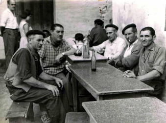 Fotografías antiguas de cuadrillas y familias de Fitero sentados a la mesa en torno a las patatas a la Manarra