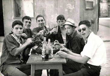 Fotografías antiguas de cuadrillas y familias de Fitero sentados a la mesa en torno a las patatas a la Manarra
