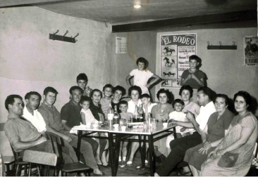 Fotografías antiguas de cuadrillas y familias de Fitero sentados a la mesa en torno a las patatas a la Manarra
