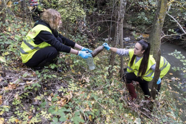 Más de 120 voluntarios y voluntarias se han congregado este sábado para participar en la limpieza del río Sadar
