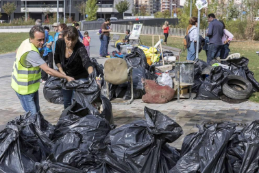 Más de 120 voluntarios y voluntarias se han congregado este sábado para participar en la limpieza del río Sadar