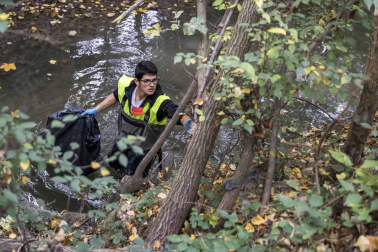 Más de 120 voluntarios y voluntarias se han congregado este sábado para participar en la limpieza del río Sadar