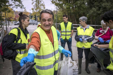 Más de 120 voluntarios y voluntarias se han congregado este sábado para participar en la limpieza del río Sadar