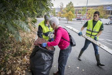 Más de 120 voluntarios y voluntarias se han congregado este sábado para participar en la limpieza del río Sadar
