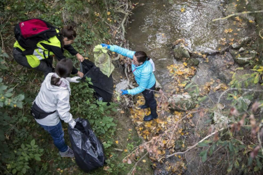 Más de 120 voluntarios y voluntarias se han congregado este sábado para participar en la limpieza del río Sadar