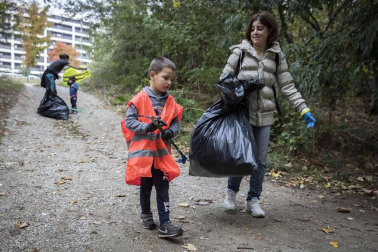 Más de 120 voluntarios y voluntarias se han congregado este sábado para participar en la limpieza del río Sadar