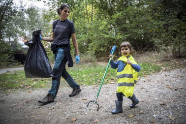 Más de 120 voluntarios y voluntarias se han congregado este sábado para participar en la limpieza del río Sadar