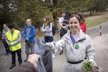 Más de 120 voluntarios y voluntarias se han congregado este sábado para participar en la limpieza del río Sadar