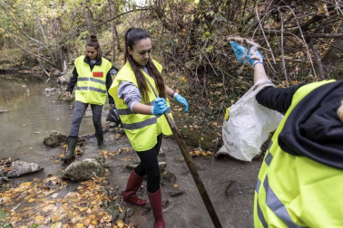 Más de 120 voluntarios y voluntarias se han congregado este sábado para participar en la limpieza del río Sadar