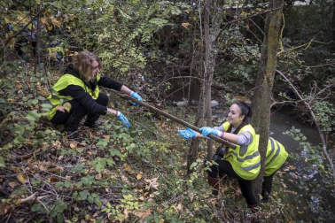 Más de 120 voluntarios y voluntarias se han congregado este sábado para participar en la limpieza del río Sadar
