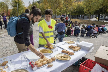 Más de 120 voluntarios y voluntarias se han congregado este sábado para participar en la limpieza del río Sadar